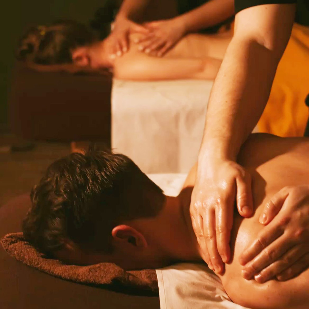 Páros masszázs egy nyugodt, exkluzív szalonban