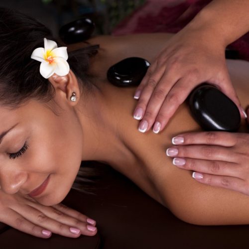 Lávaköves masszázs. Meleg kövekkel, nyugtató környezetben.